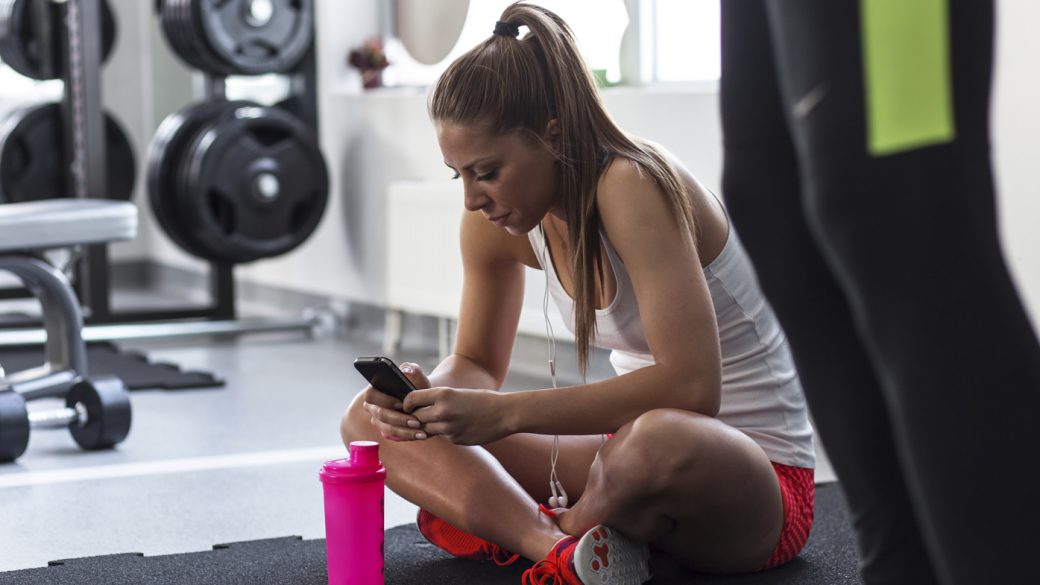 gym-personalities-texting-at-gym