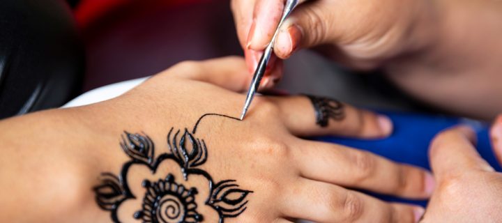 Yes, you can have an allergic reaction to a henna tattoo
